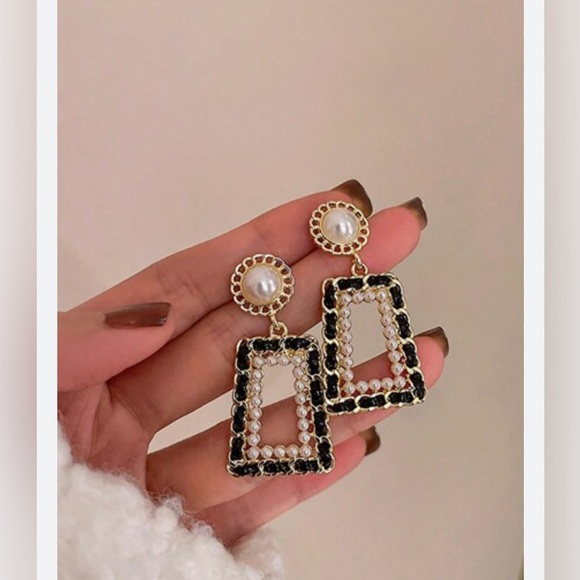 Cider Chain Pearl Earrings - Picture 8 of 16